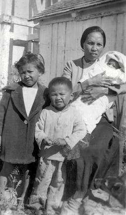 Filipin1$filipino-family-1930s.jpg