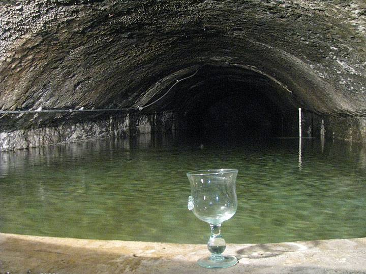 Albion-cistern-w-wine-glass 5851.jpg