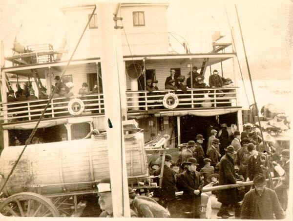 Refugees leaving Presidio landing AAC-3670.jpg