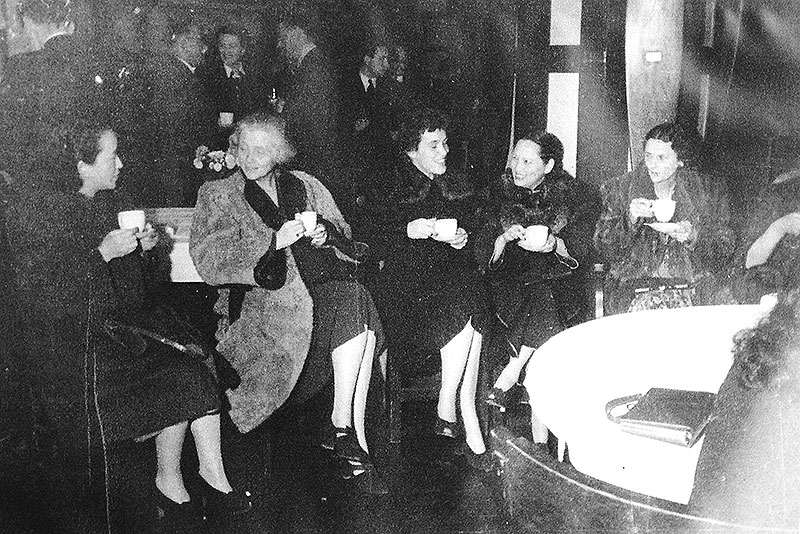 Women-in-fur-coats-with-tea 1912.jpg