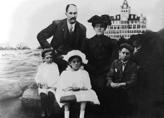 Richmond$simmons-family-1903.jpg