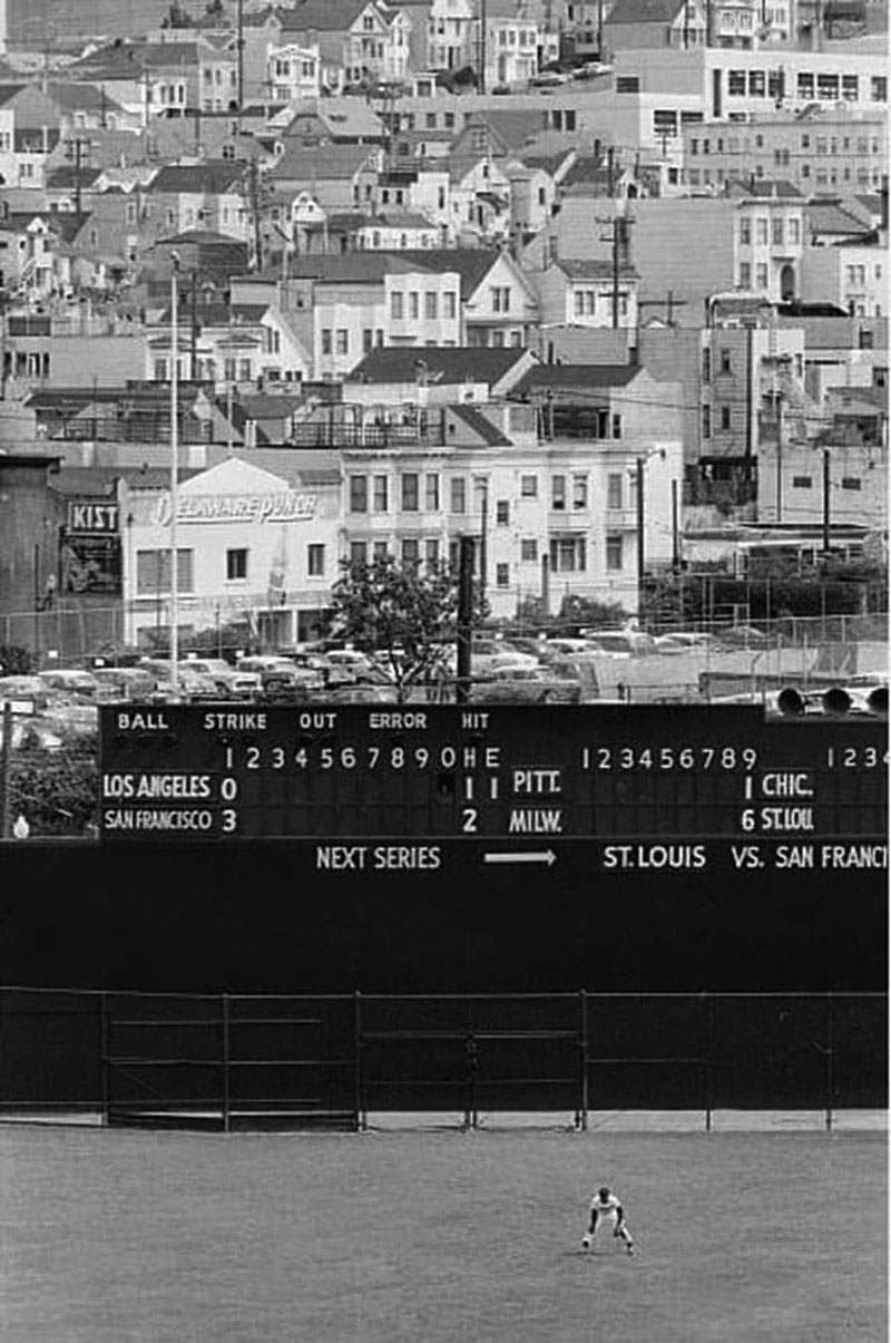 Willie-mays-in-outfield-at-Seals-Stadium-c-1959.jpg